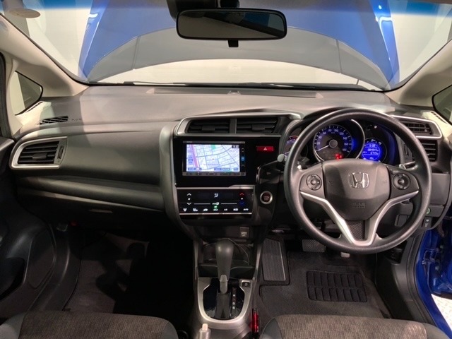 使いやすいレイアウトのダッシュボード周辺です。オートエアコンや小物入れなど嬉しい装備が満載です。