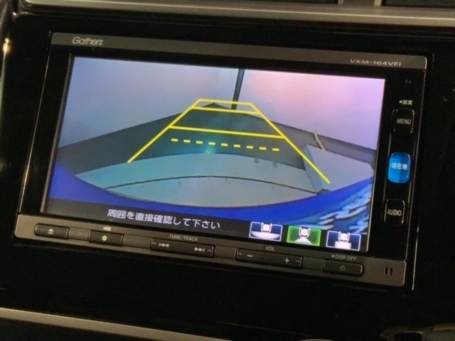 リバースギアに入れるだけで後方の表示へ切り替わります。夜間や雨の日の駐車も楽になりますよ。