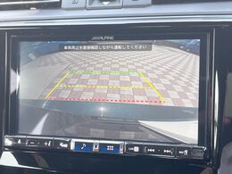 【バックカメラ】駐車時に後方がリアルタイム映像で確認できます。大型商業施設や立体駐車場での駐車時や、夜間のバック時に大活躍！運転スキルに関わらず、今や必須となった装備のひとつです！