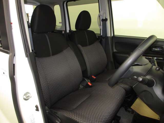 ドライバー目線で、使いやすく安全操作性と良好な視界を実現した運転席です。