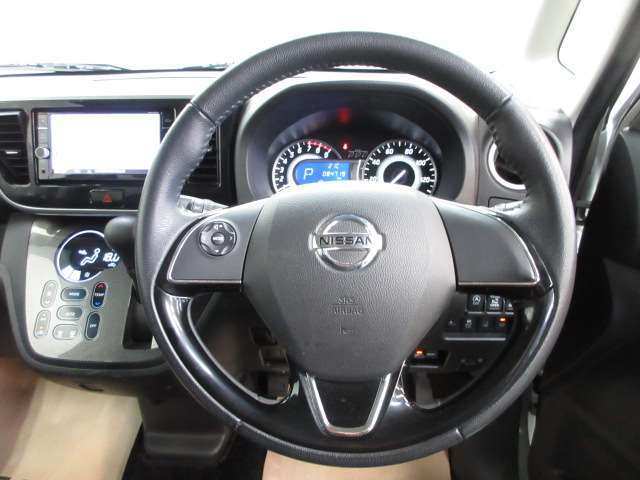 運転が楽しくなる明るく開放的な運転席まわりです。