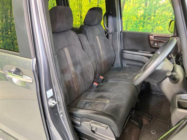 運転席シート廻りは使用感も少なく、良好な状態となっています。前オーナー様が丁寧に使っていたことがよくわかりますね。