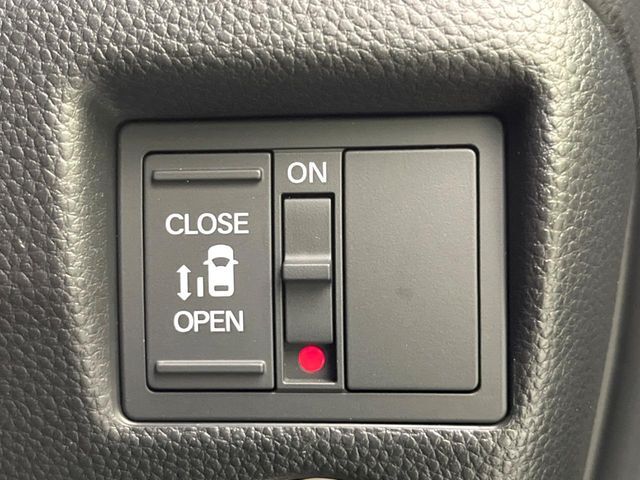 【パワースライドドア】スマートキーや運転席のスイッチでスライドドアの開閉が可能♪電動だから力を入れてドアを開ける必要が無く、小さいお子様でも、重い荷物を持っている時もラクに開け閉めできます♪