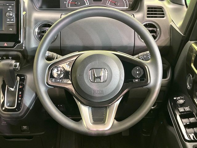 【ステアリングスイッチ】運転中、前方から目線をそらすことなく、オーディオ等の操作が可能な便利機能！安心＆快適なドライブを演出してくれます♪