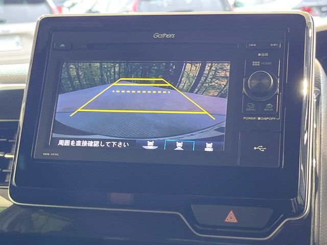 【バックカメラ】駐車時に後方がリアルタイム映像で確認できます。大型商業施設や立体駐車場での駐車時や、夜間のバック時に大活躍！運転スキルに関わらず、今や必須となった装備のひとつです！