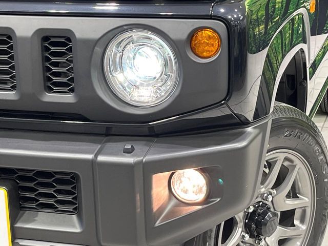 【LEDヘッドライト】悪天候や夜間走行時も良好な視界を確保し安心して運転できる高輝度LEDヘッドライトを装備！点灯速度が早く、消費電力も抑えられています。
