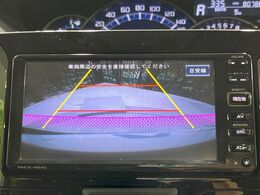 【バックカメラ】駐車時に後方がリアルタイム映像で確認できます。大型商業施設や立体駐車場での駐車時や、夜間のバック時に大活躍！運転スキルに関わらず、今や必須となった装備のひとつです！