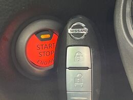 【インテリジェントキー】カバンやポケットに入れたままでもドアの施錠・解錠が可能なスマートキーを装備。エンジンのオン・オフ時もカギを取り出す必要が無いからとっても便利です♪