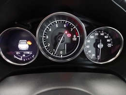 ”ドライバーを中心に一つ一つ丹念に磨き、力強さと上質さが融合した上質なデザインを採用しました！シンプルながらも落ち着いたメーターパネルは大人な雰囲気を演出します。”