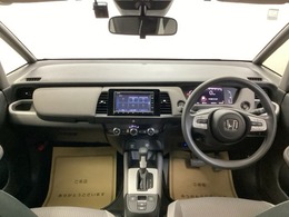 視認性のよいインパネ周りです。操作スイッチやカップホルダーも使いやすい位置に配置されています