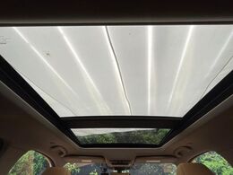 【パノラマルーフ】大型のガラスルーフ搭載で車内の解放感が一気にアップ！開放的なドライブをお楽しみいただけます。