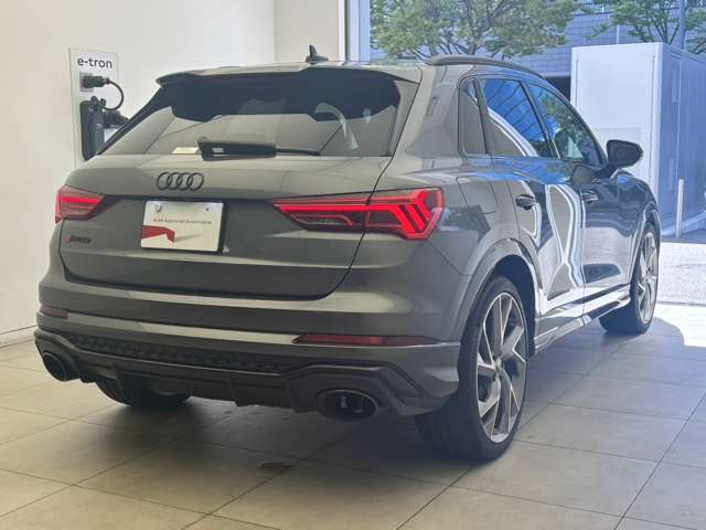 当店ではAudiの定める100項目に及ぶ納車前の法定点検整備を無料で実施後、ご納車しております。また、認定中古車の保証期間は販売会社によって異なりますが、当店では1年間の長期保証を無償付帯しております。