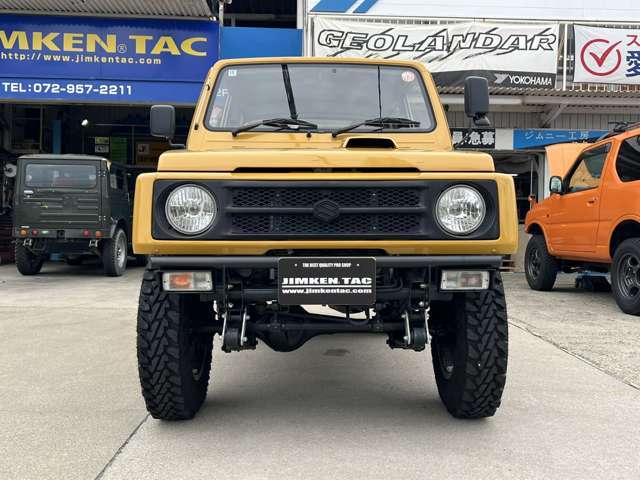 ジムニーのカスタム車はその実力も去る事ながら、どこに行っても注目の的になるカッコ良さです！公認車両を含めて車検に対応しております。詳しくはスタッフにお尋ねください！