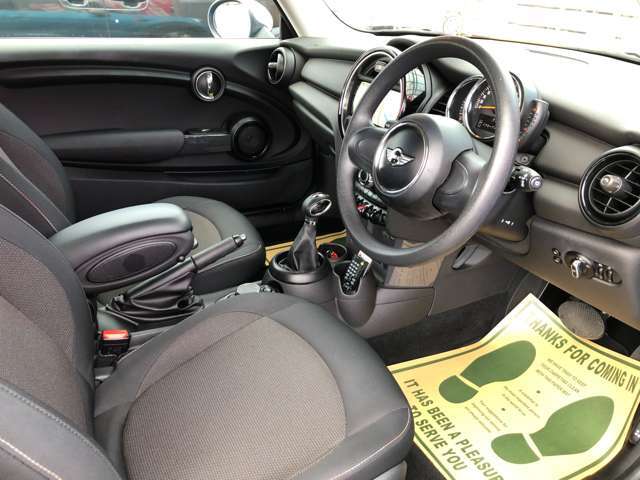 運転席シート廻りは使用感も少なく、良好な状態となっています。前オーナー様が丁寧に使っていたことがよくわかります♪
