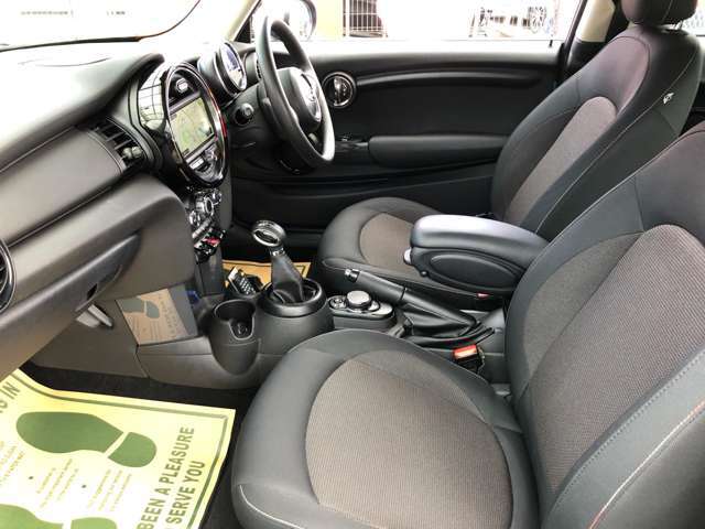 運転席シート廻りは使用感も少なく、良好な状態となっています。前オーナー様が丁寧に使っていたことがよくわかります♪