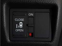 【パワースライドドア】車外・車内のドアハンドルからはもちろん、運転席スイッチやリモコンキーからも開閉操作が可能。挟み込み防止機能もあり、お子さまの乗り降りも安心。