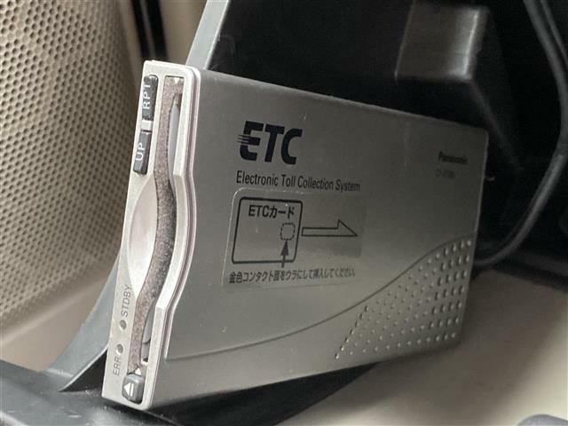 【ETC】有料道路を利用する際に料金所で停止することなく通過できる、ETC車載器（ノンストップ自動料金収受システム機器）が装備されています。セットアップを行うことで利用可能になります。