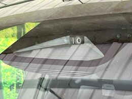 【トヨタセーフティセンス】走行中に前方の車両等を認識し、衝突しそうな時は警報とブレーキで衝突回避と被害軽減をアシスト。より安全にドライブをお楽しみいただけます。