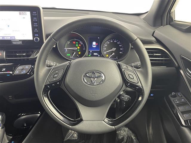 【ステアリング】軽い力で扱いやすいハンドルです。目立つ傷やスレなどなく綺麗な状態です！除菌プランいれていただくとさらに快適に！清潔なお車はお子様にも安心ですね！