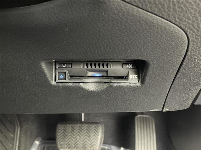 【ETC】有料道路を利用する際に料金所で停止することなく通過できる、ETC車載器（ノンストップ自動料金収受システム機器）が装備されています。セットアップを行うことで利用可能になります。