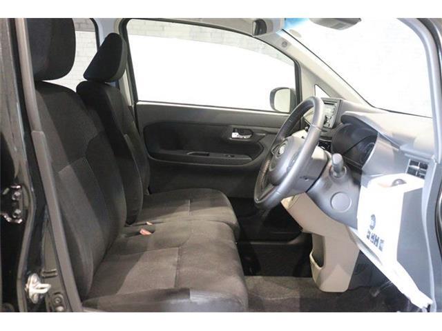 良好な視界とスムーズな乗り降りを実現した運転席。運転席はアイポイントを高くし視界良好です。体格に合わせてシートの位置をきめ細かく調節できるので、いつでも最適な運転姿勢をキープ。操作も軽く、ラクラクです
