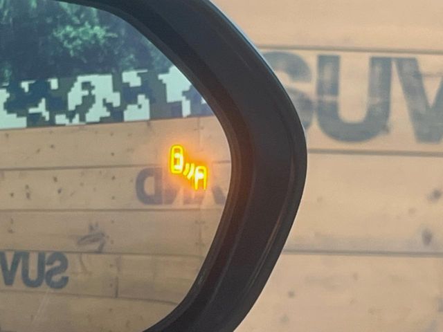 【ブラインドスポットモニター】走行中、ドアミラーの死角になりやすい箇所に後続車が接近するとサイドミラーのレンズに警告を表示！ドライバーに注意喚起をしてくれます。