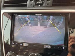 【バックカメラ】駐車時に後方がリアルタイム映像で確認できます。大型商業施設や立体駐車場での駐車時や、夜間のバック時に大活躍！運転スキルに関わらず、今や必須となった装備のひとつです！