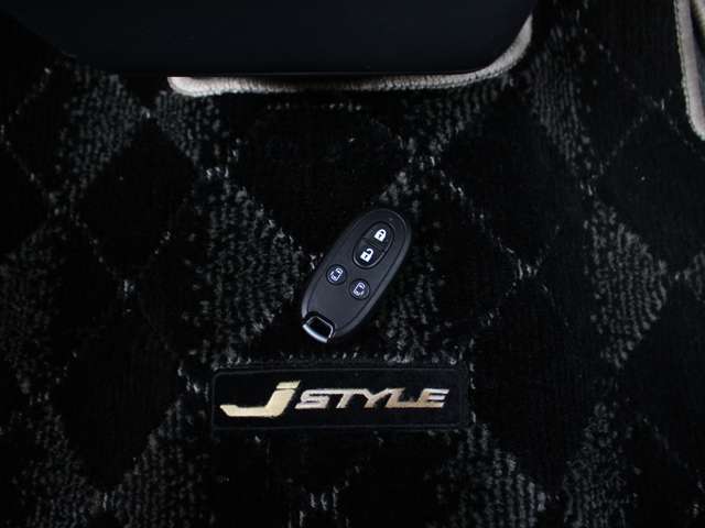 スマートキーも装備されていてお車の高額装備のひとつです！！カバンの中から鍵を探す手間もなくすぐに開閉できます！両手が荷物で塞がっている時や雨のときなど便利ですね！