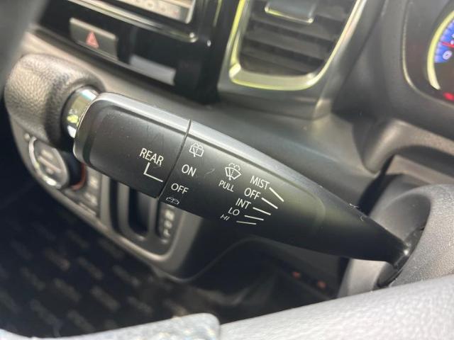 WECARSの展示場では実際に見て、触ってお車をお選びいただけます！知識の豊富な営業スタッフが様々なカーライフをご提案いたします！