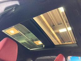 【パノラマルーフ】大型のガラスルーフ搭載で車内の解放感が一気にアップ！開放的なドライブをお楽しみいただけます。