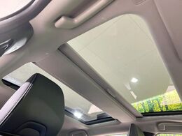 【ガラスルーフ】ガラスルーフ搭載で車内の解放感が一気にアップ！開放的なドライブをお楽しみいただけます。