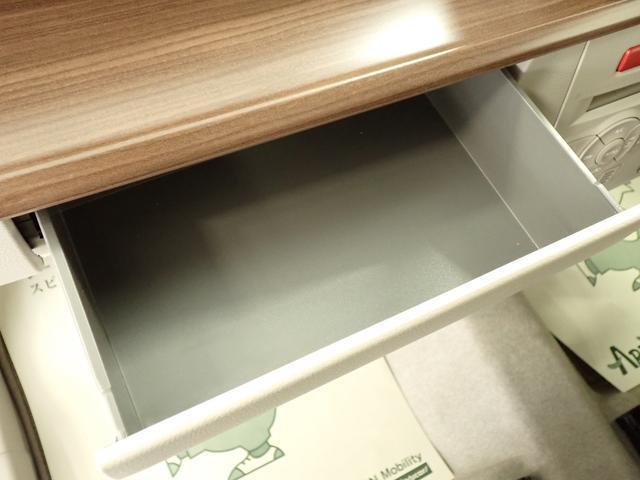助手席前に薄型のBOXティッシュを収納できます。運転席からでも手が届き、使い勝手◎