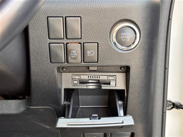 【ETC】有料道路を利用する際に料金所で停止することなく通過できる、ETC車載器（ノンストップ自動料金収受システム機器）が装備されています。セットアップを行うことで利用可能になります。