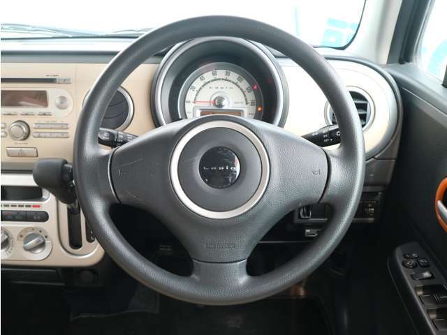 ハンドルもキレイ♪視界も広く、どなたにも運転しやすいお車です。