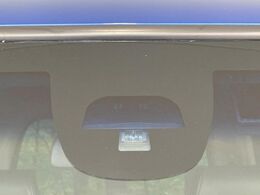 【シティブレーキアクティブシステム】低速走行中に前方の車両等を認識し、衝突しそうな時は警報とブレーキで衝突回避と被害軽減をアシスト。より安全にドライブをお楽しみいただけます。