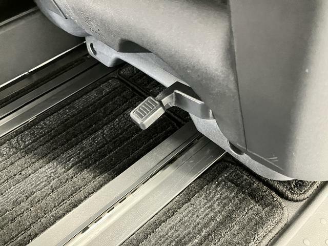 足元のレバー操作で手軽に　シートスライドができて便利！！