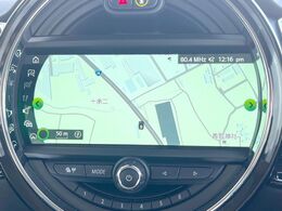 ●純正ナビ:一体感のあるナビは、高級感ある車内を演出してくれます。オーディオ機能も充実しておりますので、運転もより楽しめます♪