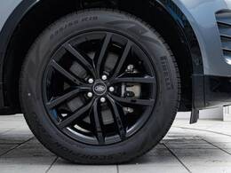 19インチ5スプリットスポークグロスブラックアロイホイール！車体にあわせてデザインされていますので、エクステリアをより魅力的に演出。ボディカラーとの相性もよい必見の装備です。