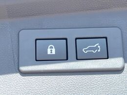 【ハンズフリーパワーバックドア】リアバンパー下部に足先を出し入れするだけでバックドアが自動で開閉♪両手が荷物でふさがっている時でもラクラク開閉操作が行えます！