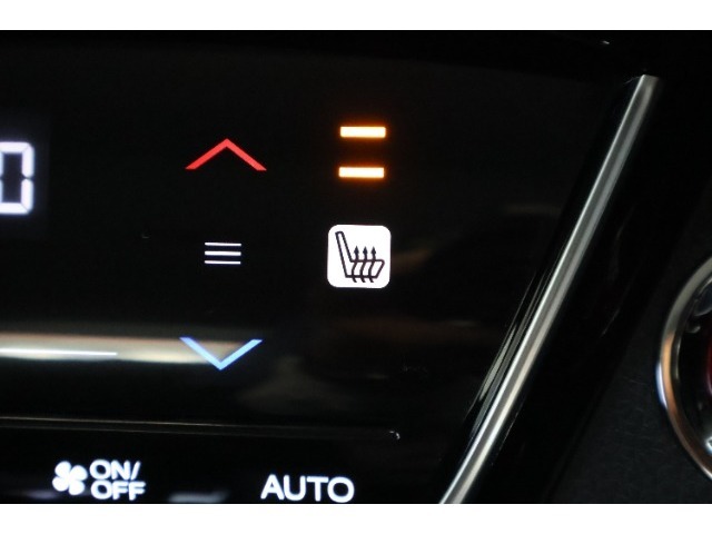 シートヒーター装備付き車！！座席に埋め込まれた電熱線によりシートを暖めることが出来る装備で、温められたシートは、寒い冬には最適です！！