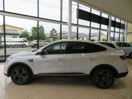 最低地上高、高い位置に捉えられた筋肉質のベルトラインハバヒリショルダーを備えた、堂々たるフォルム。