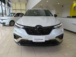 SUVの力強さとクーペのエレガントさが調和したエクステリア。