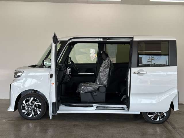 液晶ディスプレイが燃費や航続可能距離などを表示し、運転をサポートしてくれます。