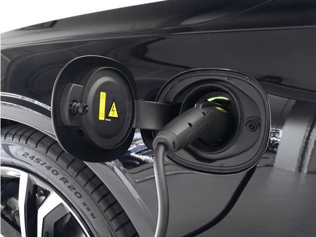 専用コードを接続するだけで簡単に充電が行えます。プラグインハイブリッドモデルRecharge Plug-in hybrid T8 AWDは、走行中の充電のほか、自宅などに設置された充電機器からの充電が可能です。