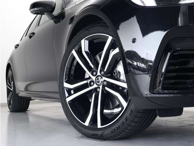 希少なモデル＆大人気カラーにつき、ご検討はお早めにお願いいたします。【VOLVO SELEKT 東名横浜】車両詳細・お見積り等、お気軽にお問合せくださいませ。TEL:042-799-1436