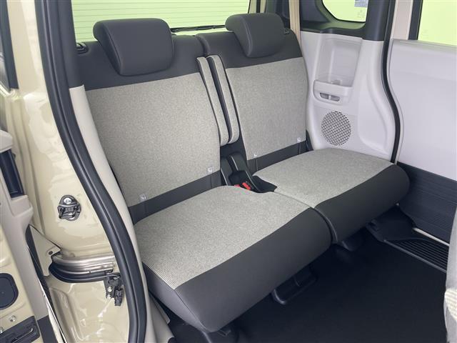 【後部座席】後席もゆったりドライブを楽しめます。ガリバーでご購入いただきましたら、内外装はプロこだわりのクリーニングで清潔なおクルマでご納車させていただきます！店舗での現車確認も承っています！