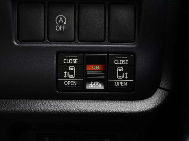 運転席からも操作可能な両側パワースライドドア！挟み込み防止もあり小さなお子様にも安心★隣のお車を気にすることなく開閉可能なのもうれしいところですね！
