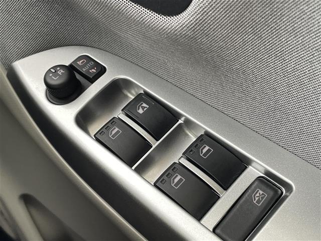こちら窓周りのスイッチ類の写真になります。結構汚れる箇所ですが、各部しっかり清掃させていただいており、当店自慢の車です！また、動作等もしっかり確認しておりますので、ご安心してご購入 できます！