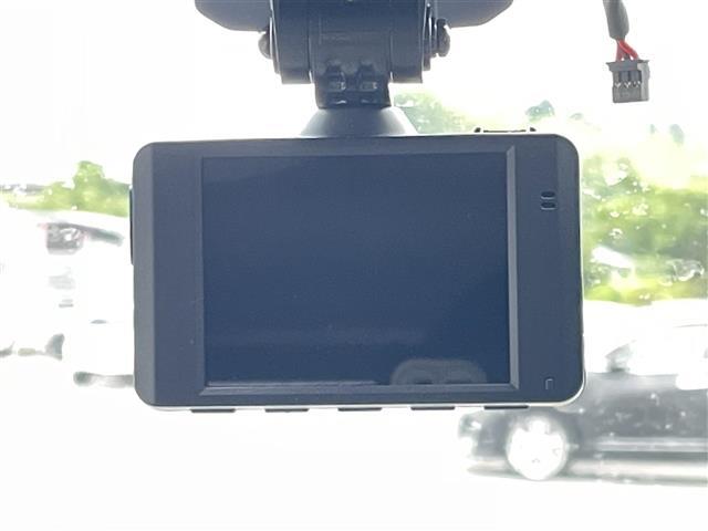 こちら後席周りの装備の写真です。動作に問題はなく、しっかり作動します。車によっては様々な機能が多数付いている車もありますので、長距離ドライブも快適に過ごせます。早目のご検討よろしくお願いします。