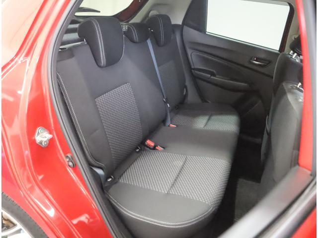 後部座席にはヘッドレストが3つ付いており、しっかりと5人乗りにも対応します。